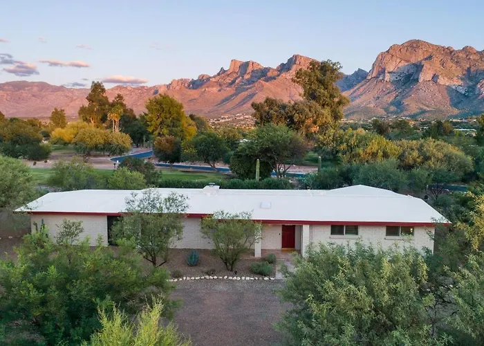 Holiday home @tucsonmuralhouse W/pool & Hot Tub On Golf Course *