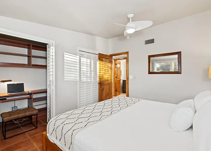 Holiday home @tucsonmuralhouse W/pool & Hot Tub On Golf Course *