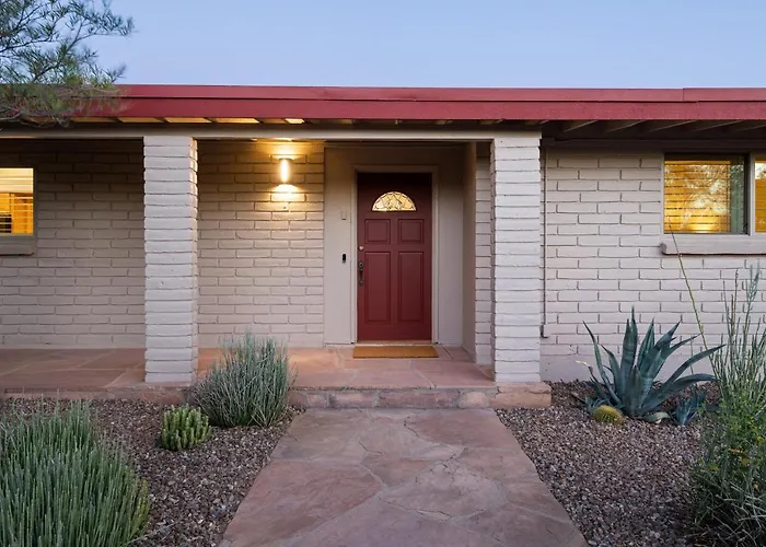 Holiday home @tucsonmuralhouse W/pool & Hot Tub On Golf Course